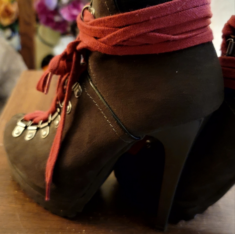 KEAVA  BY XHILARATION LADIES COMBAT FAUX SUEDE HEELS W/LEATHER CUFF/CRAMBERRY - Picture 5 of 11